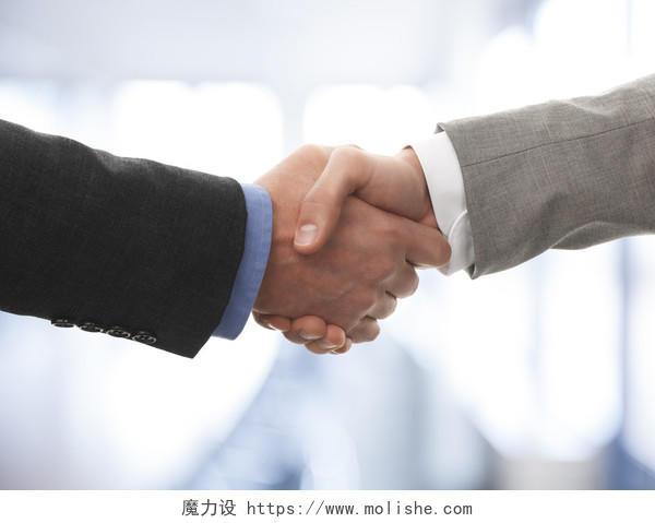两个商人握手合作团结握手团结手势合作平台商务合作握手